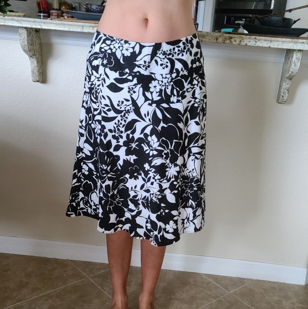 Ann Taylor Black&White Floral 23 inch Size 6 Skirt